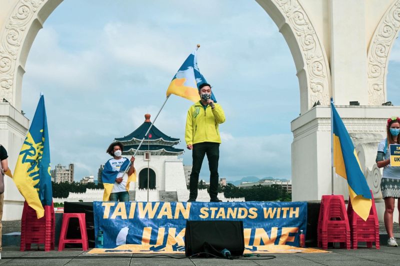 ▲李問在連江發展,也對國際事務有高度參與;圖為其赴台北自由廣場聲援烏克蘭。(圖/李問提供)