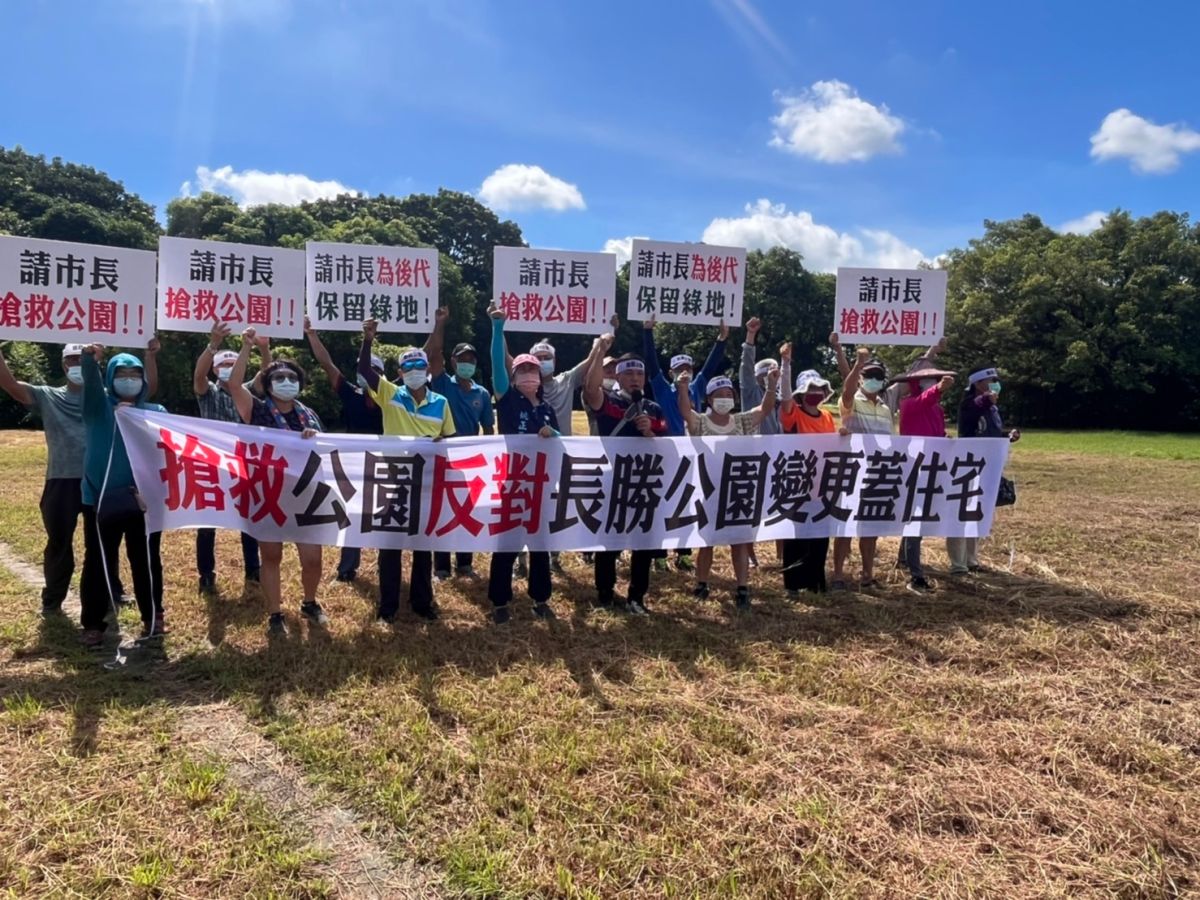▲台南市第一選區市議員參選人姚正玉及長勝公園周邊、民榮社區居民於今(13) 日綁布條、高舉標語，呼籲市府保留長勝營區綠地（圖／記者林怡孜攝，2022,08,13）
