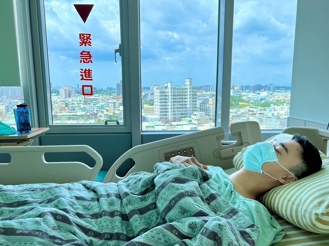 ▲英雄日常因為疝氣，入院動手術治療。（圖／翻攝自《20141010hero》IG）