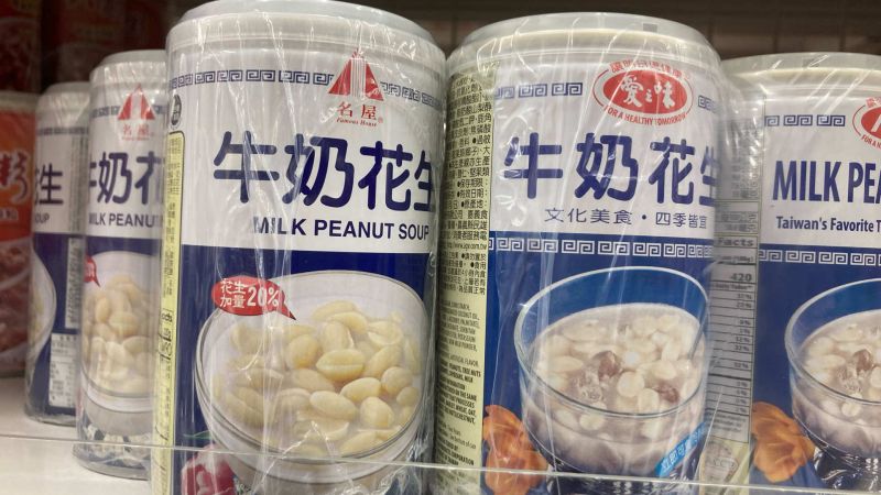 ▲有網友發現，兩大品牌的牛奶花生擺在一塊，忍不住笑翻「直接不演了」。（圖／爆廢公社）