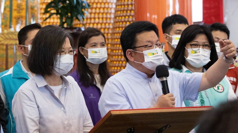 ▲蔡英文赴嘉義市嘉邑九華山地藏庵參拜,李俊俋、王美惠等人一同現身。(圖/民進黨提供)