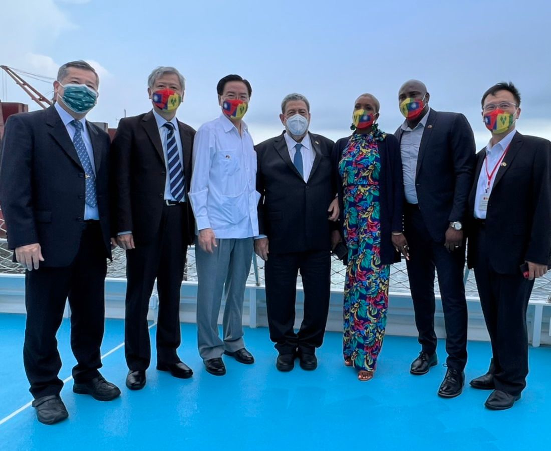 ▲聖文森及格瑞那丁總理龔薩福(中)率團到高雄港參訪。(圖／記者黃守作攝，2022.08.13)