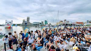 ▲高雄海洋派對首次在全新完工擁有5G智慧及環保概念的愛河灣遊艇碼頭，以嘉年華形式呈現，吸引眾多民眾到場。（圖／記者陳美嘉攝，2022.08.13）