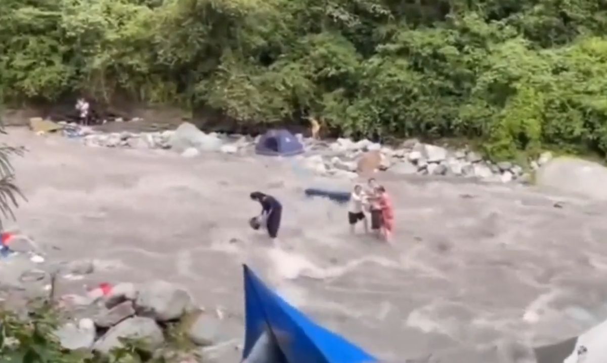 ▲來不及逃跑的民眾被困在河道中央，但沒隔多久就體力不支遭洪水沖走。（圖／翻攝微博）