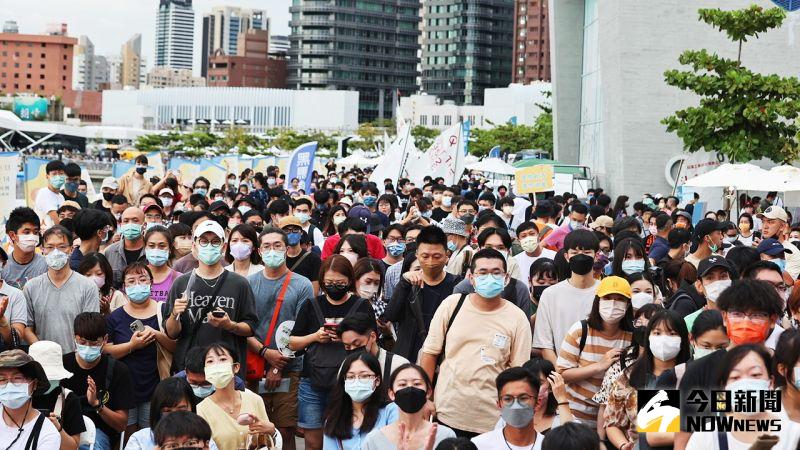 ▲暑假國旅大爆發，高市府各局處推出多項大型活動，港都各景點人潮湧現。（圖／記者陳美嘉攝，2022.08.13）