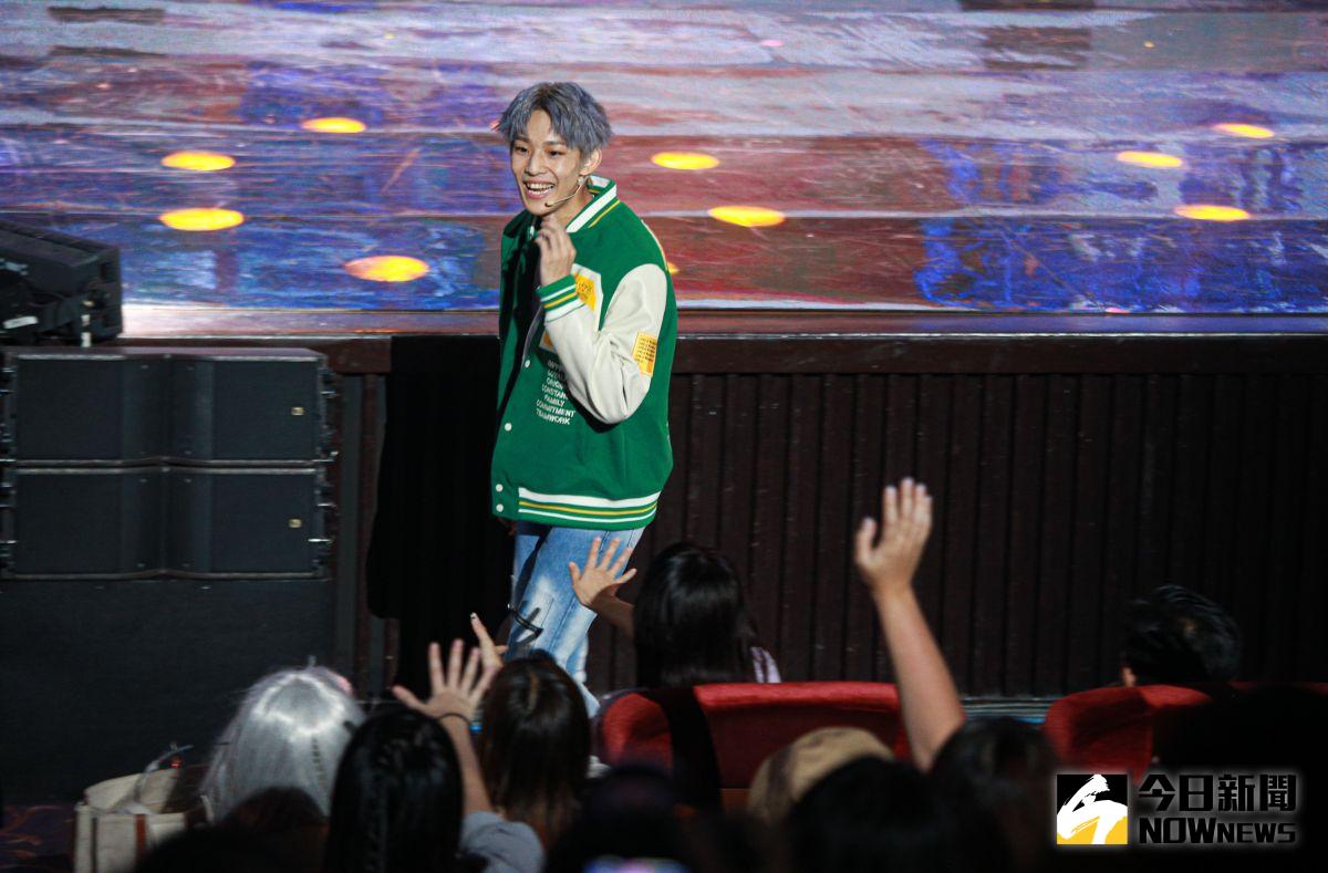 ▲林煥鈞跳下台嚇到粉絲。（圖／記者葉政勳攝）