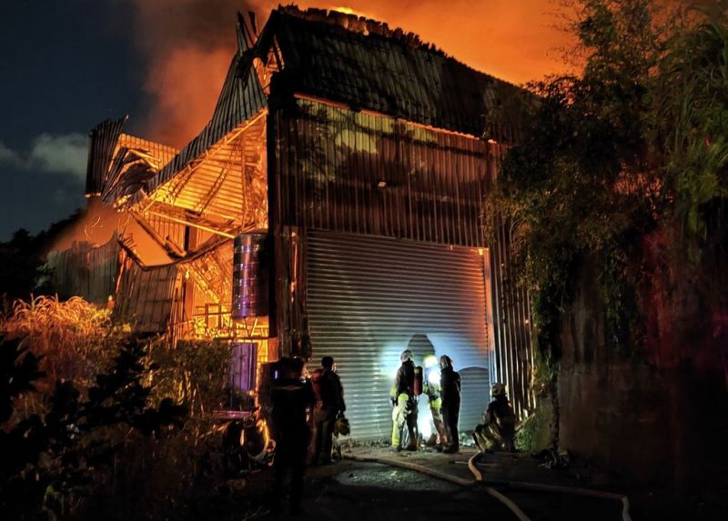 基隆驚傳火警！鐵皮工廠全面燃燒　警消大批人馬急赴救援