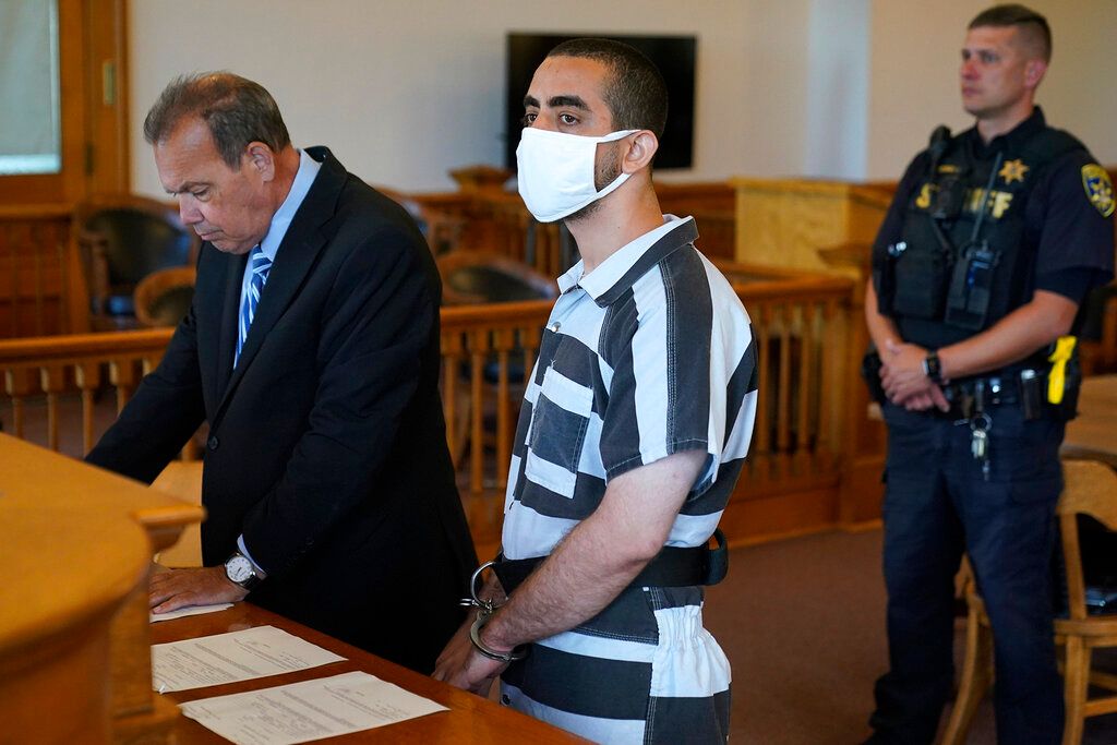 ▲英美雙籍知名作家魯西迪（Salman Rushdie）日前在紐約州遇刺，黎巴嫩鎮長特菲今天表示，嫌犯的父親將自己鎖在黎巴嫩南部家中，拒絕與人交談。（圖／美聯社／達志影像）