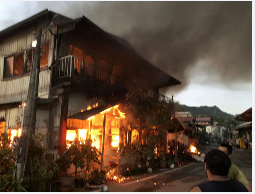 ▲嘉義縣阿里山鄉鄒族部落達邦村特富野14日清晨4時許發生火警，嘉義縣消防局派員到場搶救，目前火勢已被撲滅，消防員進行殘火處理，起火原因待釐清。 （消防局提供） 中央社記者姜宜菁傳真 111年8月14日
