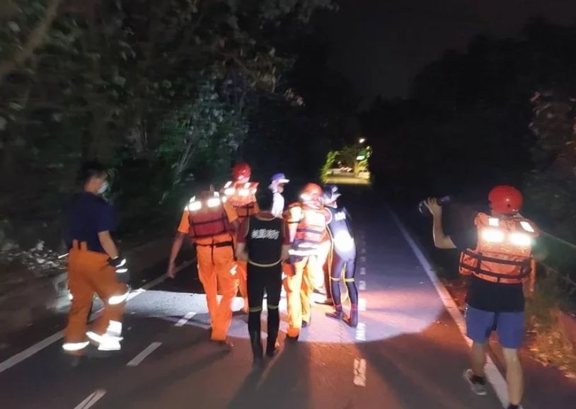 ▲桃園新屋區永安漁港海域，前（13）日晚間有宮廟進行水燈送煞活動，不料發生落水意外，導致3死1昏迷。（圖／翻攝畫面）