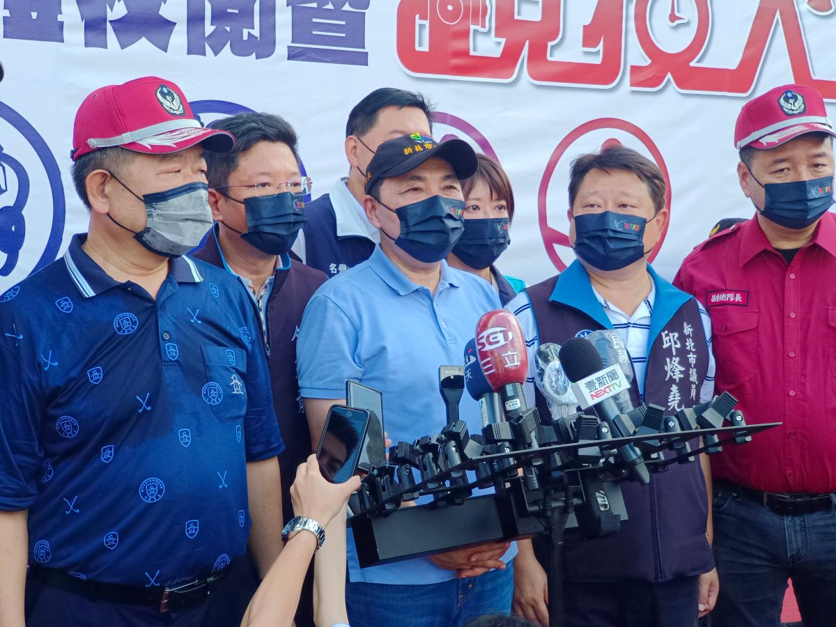 ▲侯友宜出席義消、民間救難團體校閱暨競技大賽，媒體受訪時針對林佳龍不斷邀喊辯論，強調把市政做好就是最好的辯論。（圖／記者吳嘉億攝，2022.08.14）