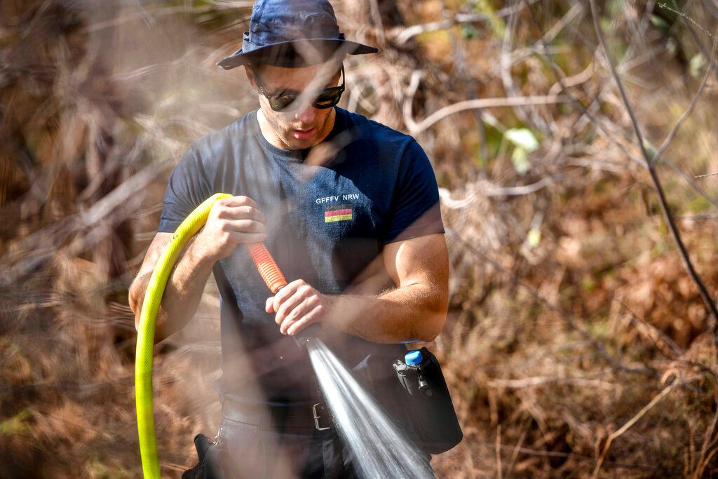 ▲法國消防人員今天奮力與東南部的野火搏鬥；與此同時，官員對另一場位置更西、似已獲控制的大火也不敢掉以輕心。（圖／美聯社）