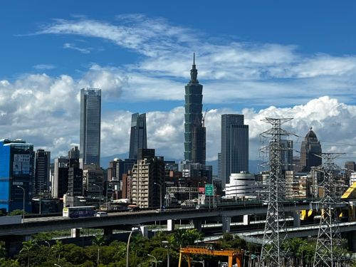 ▲中央氣象局表示，今天白天各地依舊晴朗炎熱，午後西半部地區及各地山區要留意有局部短暫雷陣雨。（圖／張勵德攝）