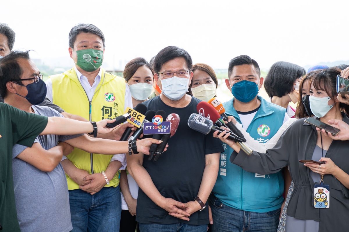 ▲佳龍到樹林參加慢壘球賽，受訪對孫曉雅出席新北活動碰侯友宜表示與駐台代表常見面很正常，也是個人層次，新北在城市外交還有進步空間。（圖／林佳龍競選辦公室提供）