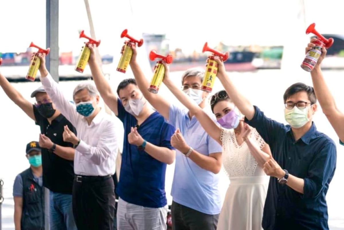 ▲高雄市副市長史哲陪同市長陳其邁和許多關心海洋生活的朋友，在愛河灣遊艇碼頭鳴槍，宣誓海陸嘉年華正式展開。(圖／截自史哲臉書)