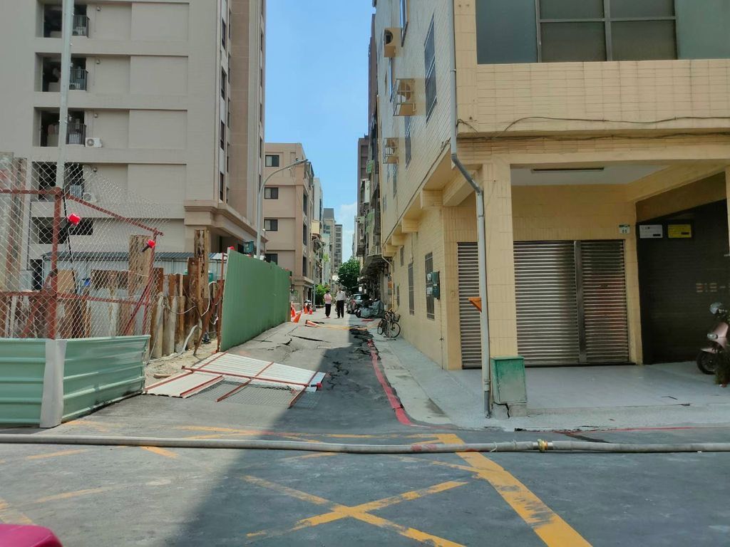 ▲高雄市前金區自強一路83巷，昨（14）日下午傳出路面塌陷的事故，警察到場交管，周圍民眾緊急撤離。（圖／翻攝畫面）