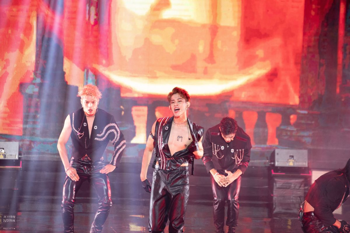 ▲陳治廷（中）不忍了，霸氣扒開上衣露身材，左為李哲言。（圖／宜辰整合行銷提供）