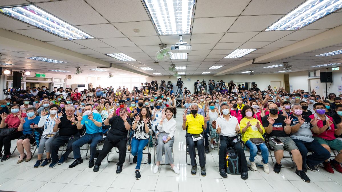 ▲台北市副市長黃珊珊14日下午參與位在萬華的新書簽書會，並於會後接受媒體訪問。（圖／黃珊珊辦公室提供）