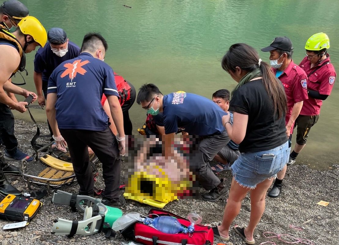 ▲南投縣水里鄉水里溪今（14）日下午發生一起溺水意外，一位男子跳入溪中將落水的孩童拉回，但自己卻不支沒頂，警消人員將男子救起後送醫急救。（圖／翻攝畫面）