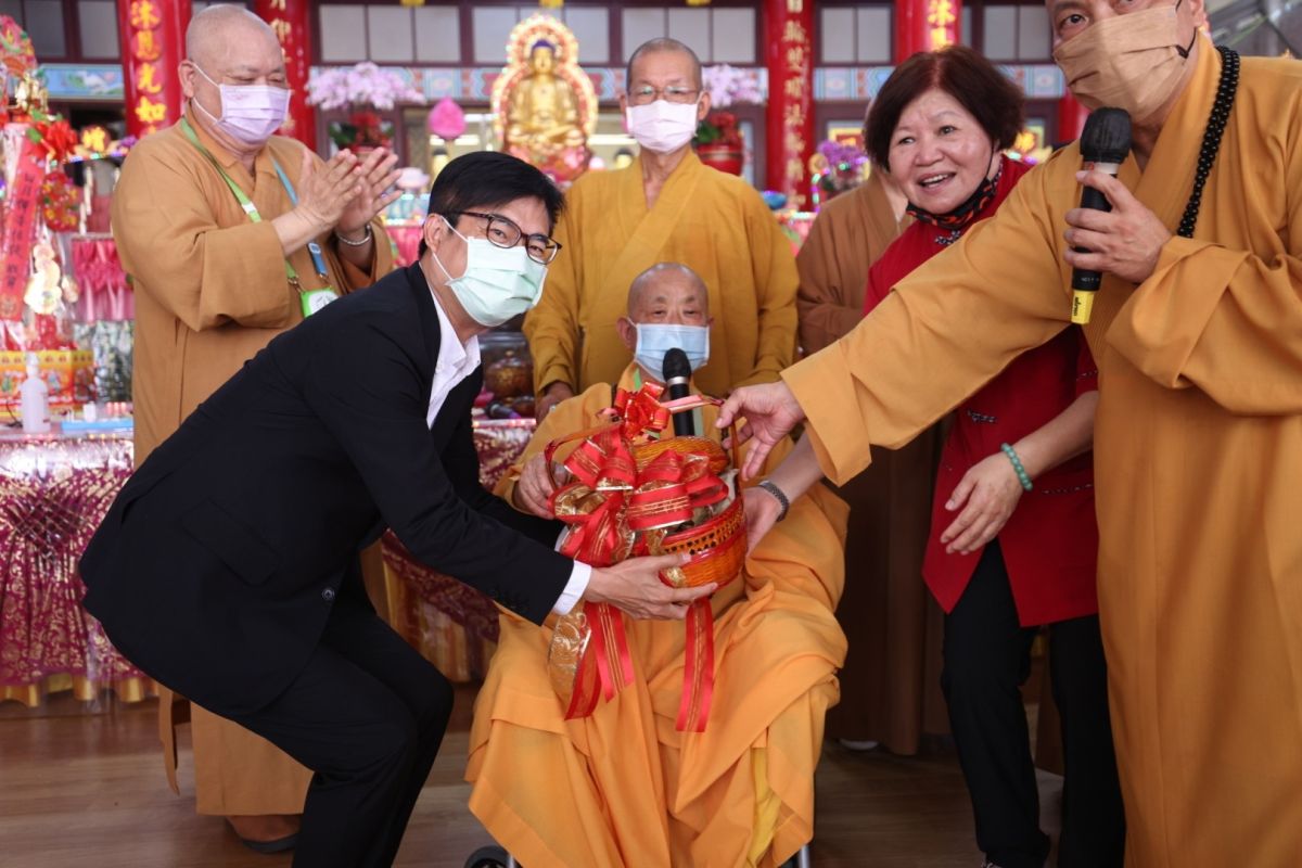 ▲日月禪寺開山住持圓宗長老85歲大壽，高雄市長陳其邁特別前往祝壽。（圖／翻攝畫面）