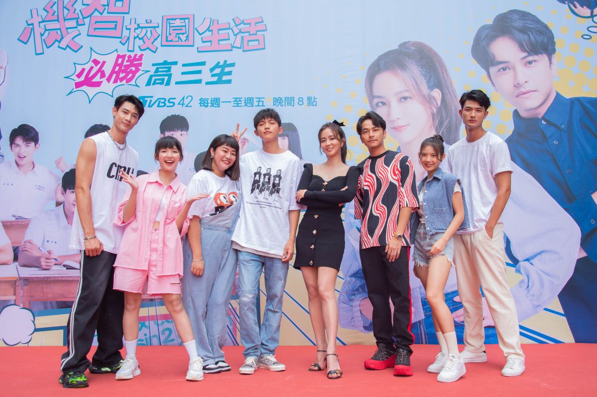 ▲左起黃柏峰、馮容潔、李星鏴、林輝瑝、周曉涵、楊銘威、吳玳慈、王新凱南下見粉絲。（圖／TVBS）