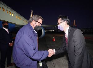 ▲外交部北美司司長徐佑典在松指部歡迎眾議員John Garamendi。(圖/外交部) ▲外交部北美司司長徐佑典在松指部歡迎眾議員John Garamendi。(圖/外交部)