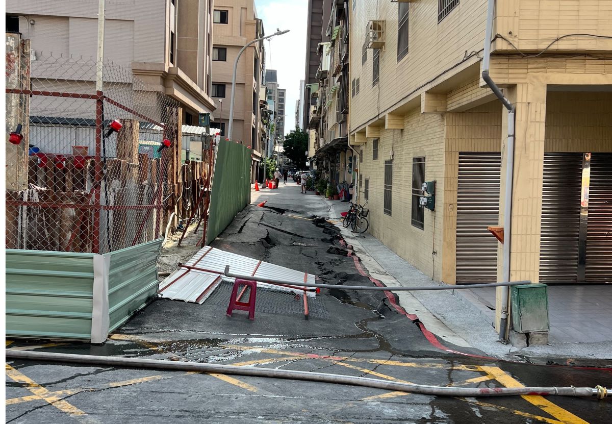 ▲路面嚴重變形。（圖／工務局提供）