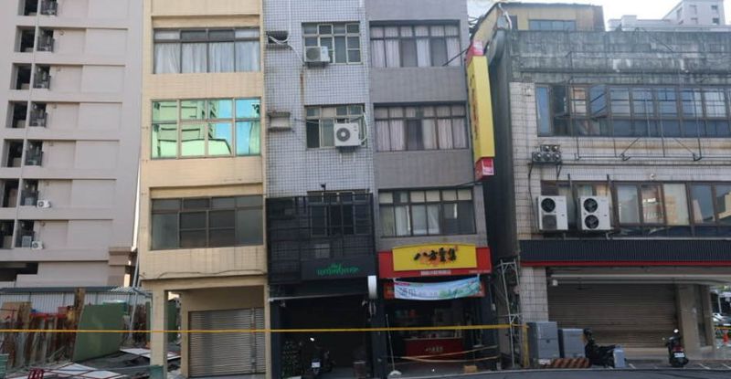 ▲工地旁房屋「歪樓」。(圖/翻攝畫面)