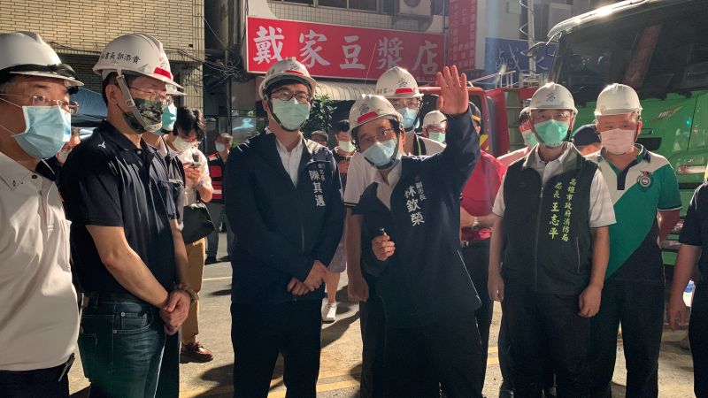 ▲高雄市長陳其邁晚間到現場視察。(圖/高雄市政府提供)