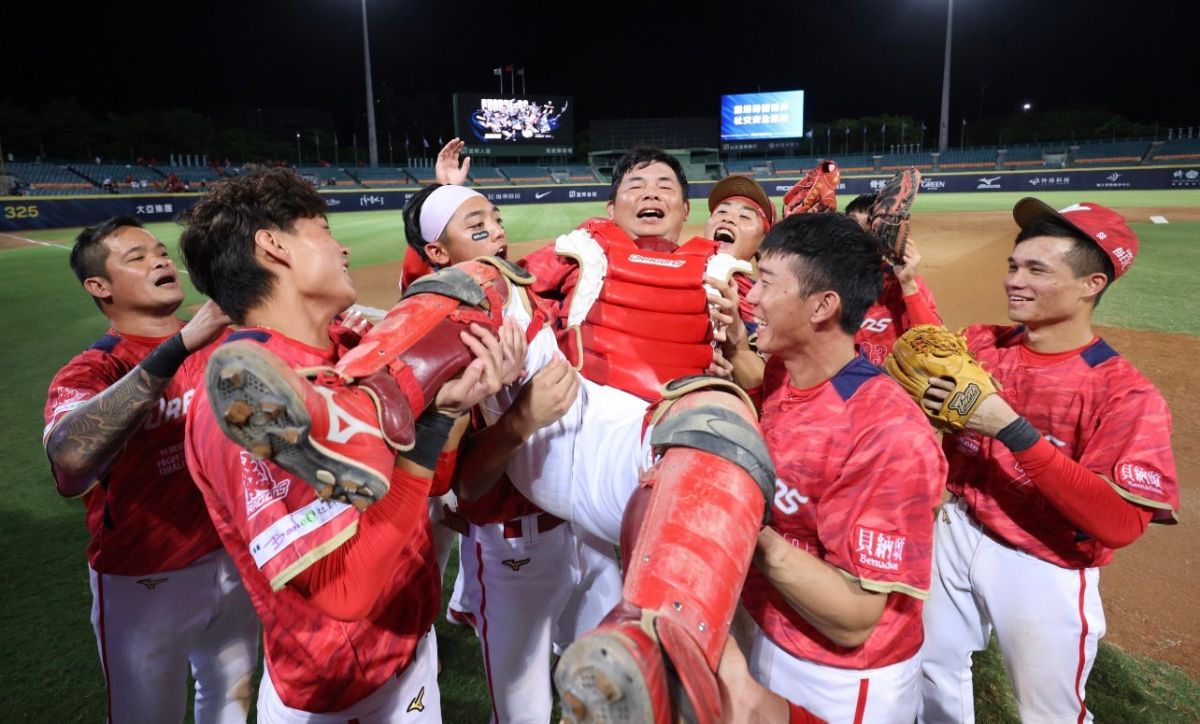 ▲味全龍劉時豪奪下單場MVP被拋起來慶祝(圖/味全龍球團提供)