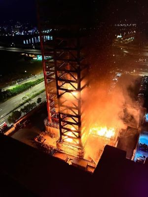 ▲甲山林「33層工地」15日凌晨3時許突然發生火警。(圖/翻攝自記者爆料網) ▲甲山林「33層工地」15日凌晨3時許突然發生火警。(圖/翻攝自記者爆料網)
