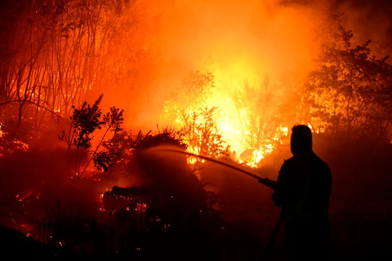 ▲西班牙消防人員今天穩住了延燒東部大片土地的野火，讓官員得以解除剩餘所有的撤離命令。圖為7月底在西班牙加利西亞奧倫塞的一場野火。（圖／美聯社／達志影像）