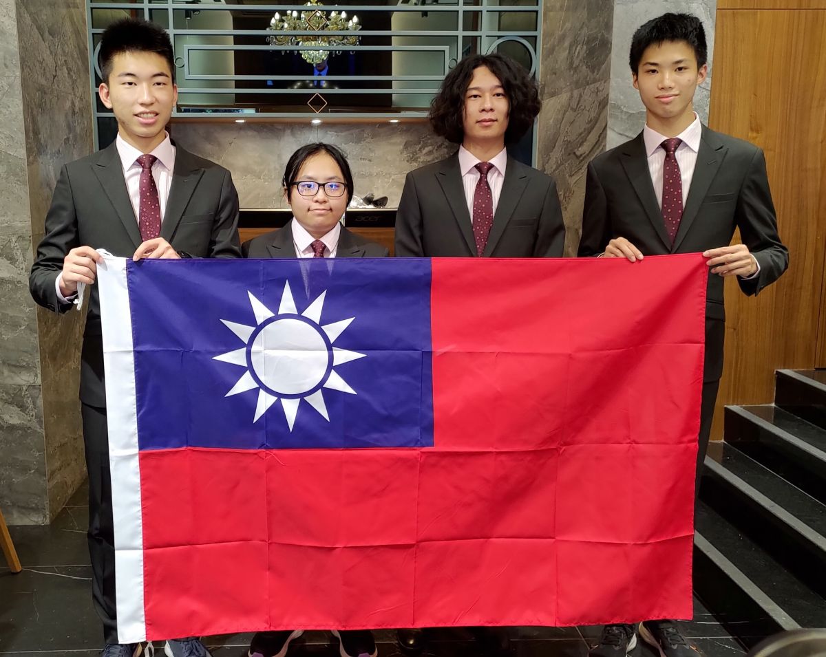 ▲第34屆國際資訊奧林匹亞競賽傳回捷報，我國代表隊獲2金2銀。左起劉恩溢、侯欣緯、劉澈、賴昭勳。（圖／教育部提供）