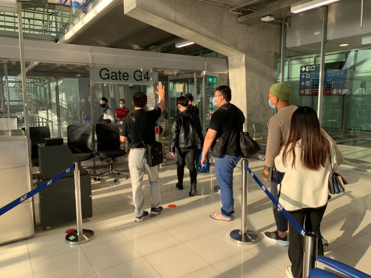 ▲專案小組派員前往追查後，成功勸導9人自願回台，但事後卻發現其中有1名何姓男子是人蛇集團成員。（圖／翻攝自我駐泰代表處臉書）