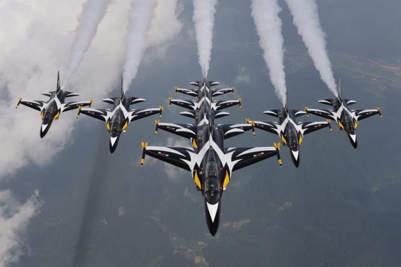 ▲圖為2011年黑鷹隊T-50B金鷹高級教練機飛行表演。（圖取自維基共享資源，作者Korea Aerospace Industries，CC BY 2.0）
