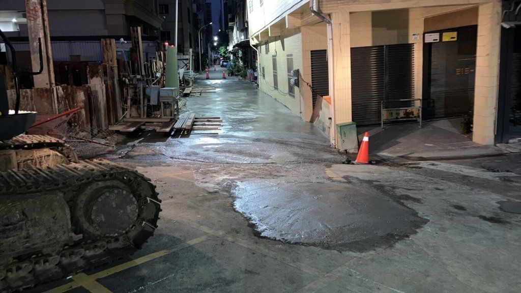 ▲高雄市前金區自強一路建築工地14日周邊路面突然塌陷，市府已完成灌注地下水及路面灌漿回填，目前基地已趨穩，15日將持續進行支撐、止水樁等工程，並找土木、結構、大地技師公會及建築師公會進行安全巡檢，討論未來道路如何修復。（圖／高雄市工務局建管處提供 中央社記者蔡孟妤傳真 111年8月15日）