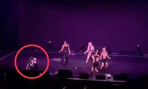 ▲舒華演唱會突然癱軟倒地，坐在舞台上背對觀眾。（圖／翻攝自推特 @yuqiholic）