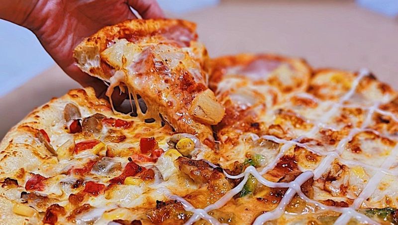 ▲達美樂在23家門市推出外帶超值四喜大披薩199元，且頭份中華自強店更開放18種口味大披薩199元。（圖／取自達美樂披薩粉專）