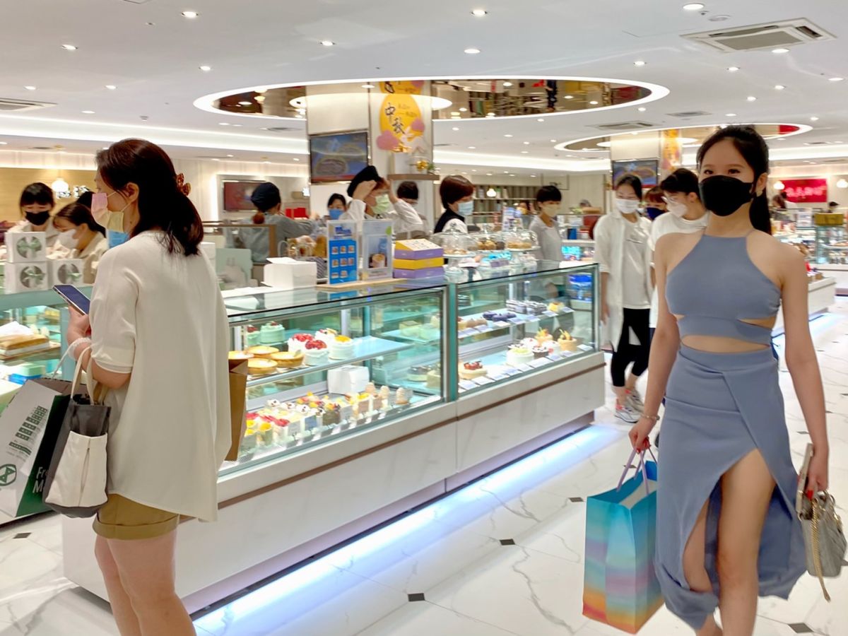 ▲台北捷運忠孝復興站4號出口開通了！遠東SOGO忠孝館B2超市及食品銘店同步最大規模改裝見客，挑高賣場並將走道加寬，更打造全台首創UV-C推車滅菌艙，及公開五星熟食等8家全新品牌進駐等，開幕期間祭出商品買一送一感恩回饋。（圖／記者蕭涵云攝）