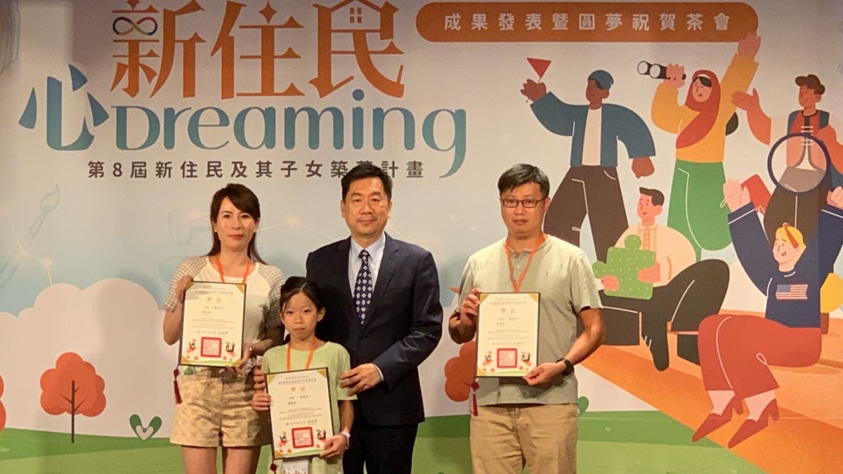 ▲內政部政務次長陳宗彥（右2）與獲獎者合影。（圖／移民署提供）