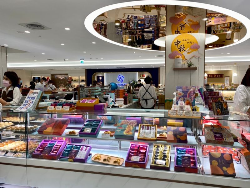 ▲食品銘店既明亮又開闊,連平日下午也人潮不斷。(圖/記者蕭涵云攝)