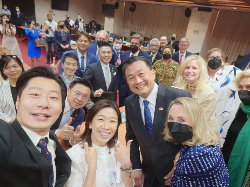 ▲美國跨黨派議員拜會立院外交及國防委員會,美國議員與立委合影。(圖/翻攝自王定宇臉書)