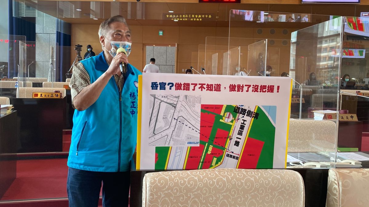 ▲議員楊正中指市府每年向工廠收取廠房外的道路側溝租金，這合理嗎？ (圖／柳榮俊攝2022.8.15)