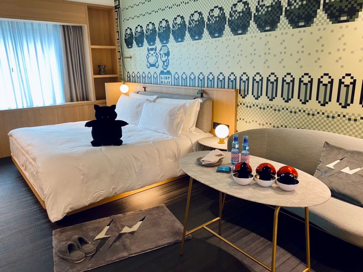 ▲日本設計師藤原浩聯乘 POKÉMON，打造的「黑魂寶可夢」INN THUNDERBOLT PROJECT BY FRGMT & POKÉMON旅店住宿企劃，由時尚複合名店 INVINCIBLE 聯手台北東區金普頓大安酒店在台重現，首輪預訂500房2分內秒殺，連邵庭也留言哭喊「我什麼都來不及參與，戰爭就結束惹」。《NOWnews今日新聞》帶大家直擊第一手開箱，曝光台北限定款入住禮。（圖／記者蕭涵云攝）
