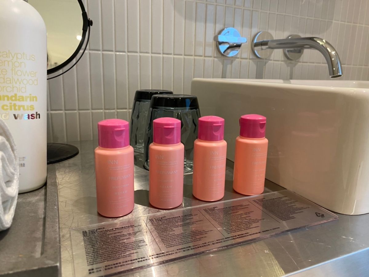 ▲2025年旅宿業者不得提供180毫升以下的備品。禁令上路前，一名妹子退房前拿光備品被嫌「好省」。備品能不能拿引發討論，房務員出面吐露真心話新生。（圖／記者蕭涵云攝）