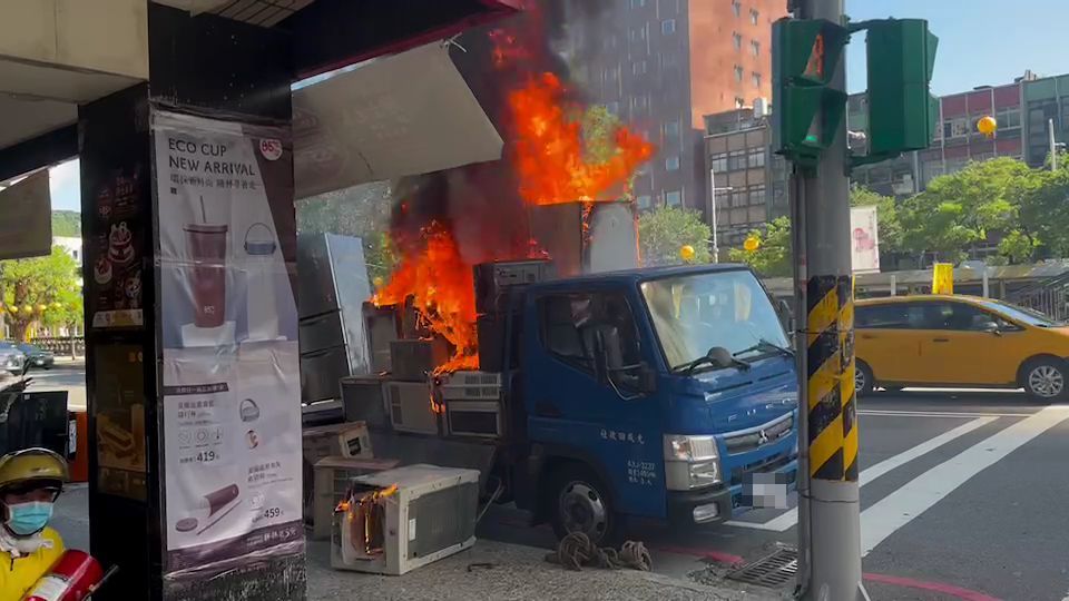 ▲基隆市信一路、義二路路口，今（15）日下午3點多發生一起火燒車事故，火舌濃煙驚人，幸好駕駛及時逃生，沒有受傷。（圖／翻攝畫面）