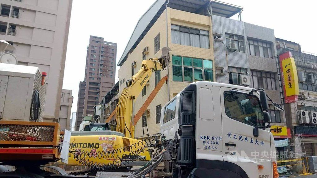 ▲高雄市前金區建案工地道路坍塌，導致周邊7戶民宅傾斜成危樓，15日將持續進行建物支撐保護措施，災戶16日上午可回家收拾必要東西。（圖／中央社記者蔡孟妤攝 111年8月15日）