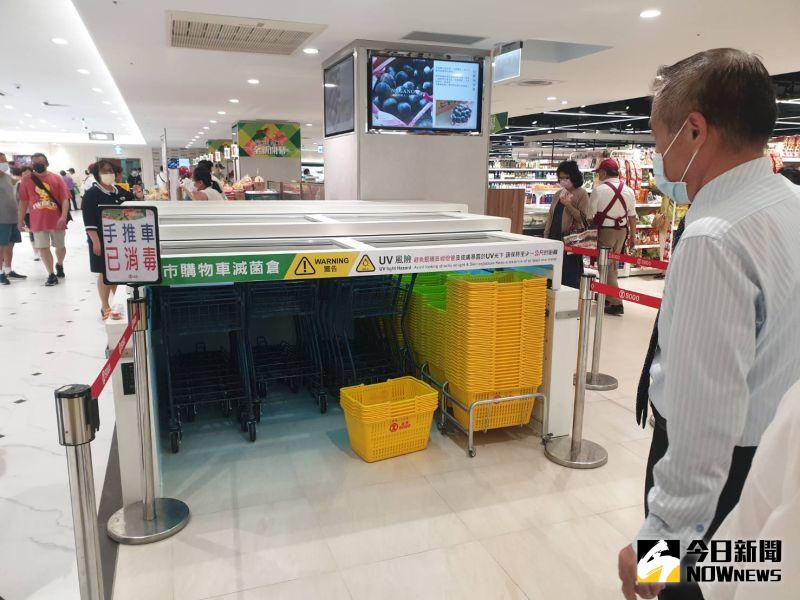 ▲遠東SOGO忠孝館B2的食品超市樓層整修完成,其中引進全台首創的UV-C推車滅菌艙,且增加了和牛專櫃與鮮花販售。(圖/記者許家禎攝)