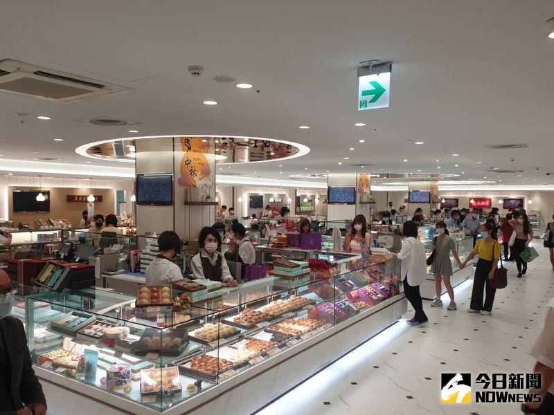 ▲遠東SOGO忠孝館B2的食品超市樓層,年度業績超過9億元,是百貨超市業績與坪效雙冠王,今年利用捷運連通口整修期間進行大規模優化改裝。(圖/記者許家禎攝)
