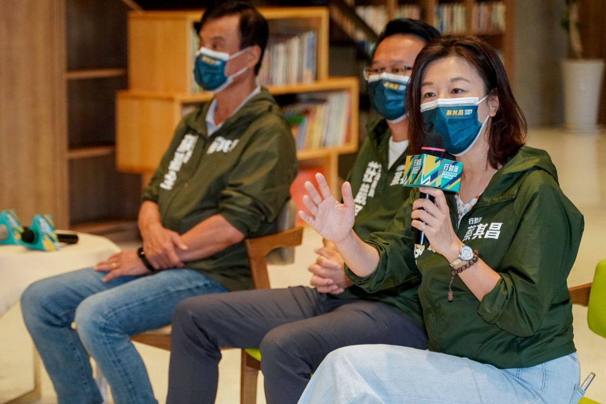 ▲立委林靜儀在臉書貼上南投縣議長何勝豐的碩士論文封面，感嘆「議長的論文是如此專業，我真的很敬佩。」（圖／林靜儀臉書，2022.08.15）